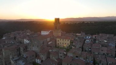 İtalya, Tuscany Bölgesi, Pitigliano 'daki Santi Pietro e Paolo Katedrali' nin Ortaçağ Çan Kulesi, Günbatımında Hava Görüntüsü