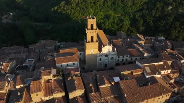 ピトリガーノ トスカーナ地方 イタリアのサンセットにあるサンティエトロ パオロ大聖堂の中世ベルタワー サンセットでの空中視聴ショット — ストック動画