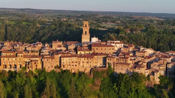 Urocze Stare Miasto Dzwonnicą Szczycie Góry Widok Lotu Ptaka Pitigliano — Wideo stockowe