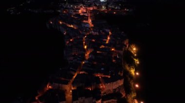 İtalya 'nın Toskana eyaletinin Grosseto ilindeki ortaçağ kasabası Pitigliano' nun gece manzarası