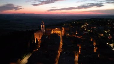 Pienza 'nın gece hava görüntüsü, ortaçağ mimarisi ve İtalya' nın Siena, Toskana eyaletinde yer alan ünlü Pienza Katedrali Duomo di Santa Maria Assunta 'yı gözler önüne seriyor.