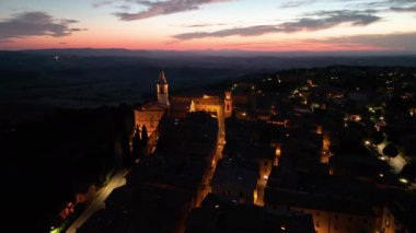 Pienza 'nın gece hava görüntüsü, ortaçağ mimarisi ve İtalya' nın Siena, Toskana eyaletinde yer alan ünlü Pienza Katedrali Duomo di Santa Maria Assunta 'yı gözler önüne seriyor.