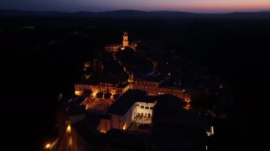 Pitigliano, Toskana, Ortaçağ kasabasının havadan görünüşü, Grosseto, İtalya 'da gece karanlığında
