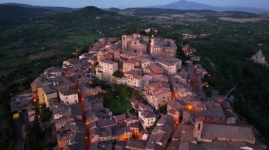 Montepulciano, Toskana, Ortaçağ kasabasının havadan görünüşü, İtalya 'nın Siena eyaletinde şafak vakti