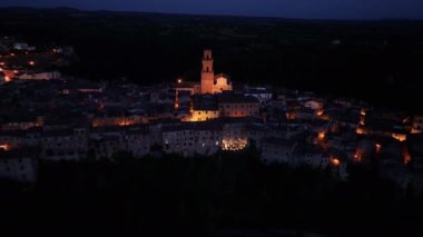 Pitigliano Katedrali, Grosseto, Toskana, İtalya 'daki tarihi ortaçağ kasabasının hava manzarası.