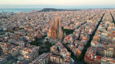 Barcelona şehrinin gökyüzü manzarası ve Sagrada Aile Katedrali. Eixample meskun meşhur şehir şebekesi. Tipik şehir sekizgen blokları olan şehir manzarası. Katalonya, İspanya