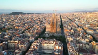 Hava manzarası Barcelona Eixample yerleşim bölgesi ve ünlü Bazilika Sagrada Familia 'yı gündoğumunda çekmiştir. Katalonya, İspanya