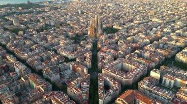 Sagrada Familia Katedrali, Barcelona şehrinin gündoğumunda gökyüzü manzaralı. Katalonya, İspanya