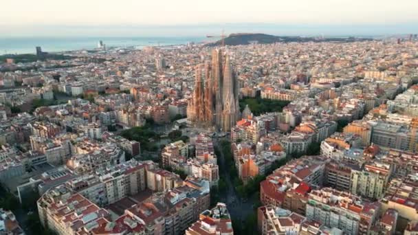 Vista Aérea Barcelona Eixample Bairro Residencial Famosa Basílica Sagrada Família — Vídeo de Stock