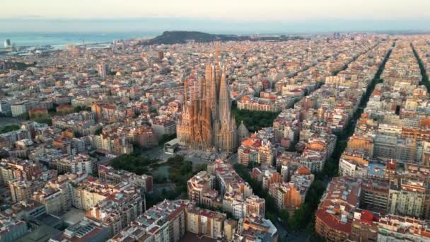 Vista Aérea Horizonte Cidade Barcelona Catedral Sagrada Família Eixample Residencial — Vídeo de Stock