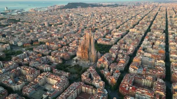 Luchtfoto Van Skyline Van Barcelona Sagrada Familia Kathedraal Eixample Residentieel — Stockvideo