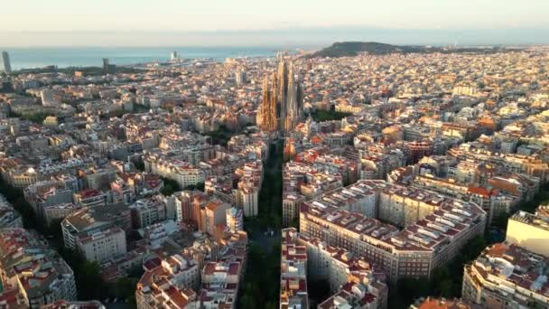 巴塞罗那市的天际线 爱克斯布西居民区和著名的萨加达家庭大教堂 日出时的空中风景 西班牙加泰罗尼亚 — 图库视频影像