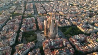 Barcelona, Katalonya, İspanya 'da gün doğumunda Sagrada Familia Katedrali' nin hava manzarası