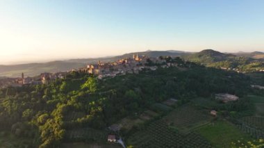 Montepulciano, Tuscany, İtalya 'nın ortaçağ köyünün hava görüntüsü alınıyor.