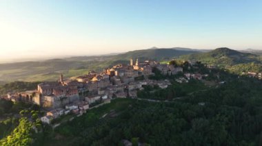 Montepulciano, Tuscany, İtalya 'nın ortaçağ köyünün hava görüntüsü alınıyor.