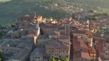 Gündoğumunda ortaçağ Montepulciano kasabasının havadan görünüşü, Varsayımın Katedrali Aziz Mary, Piazza Grande ve Tuscany, İtalya 'daki Palazzo Comunale,