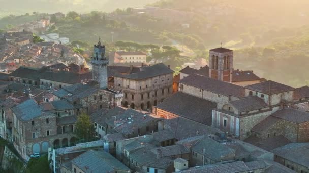 位于意大利托斯卡纳锡耶纳省的中世纪蒙特普拉西亚诺小镇 圣玛丽设想大教堂 大广场和社区宫的空中景观 — 图库视频影像
