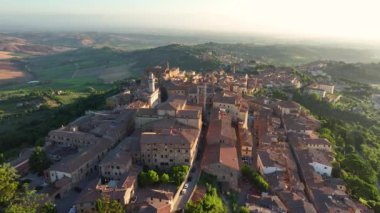 Tuscany, İtalya 'nın Siena kentindeki ortaçağ Montepulciano kasabasının gündoğumu manzarası.