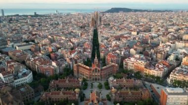 Barselona şehrinin ufuk çizgisi, Eixample yerleşim bölgesi ve ünlü Bazilika Sagrada Familia. Güneş doğarken hava manzarası. Katalonya, İspanya
