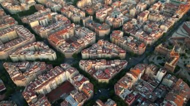 Barselona 'nın tipik binalarının hava manzarası. Eixample meskun meşhur şehir şebekesi. Katalonya, İspanya