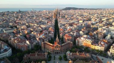 Barcelona şehrinin gökyüzü ve Kutsal Haç Hastanesi ve Santa Creu i Sant Pau 'nun havadan görünüşü. Katalonya, İspanya