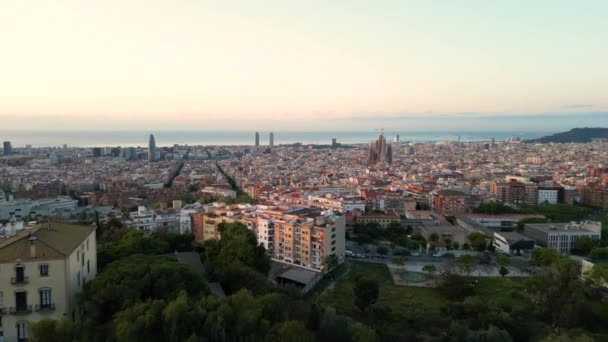 在日出时俯瞰巴塞罗那爱克森堡住宅区和著名的萨克拉达家族大教堂 西班牙加泰罗尼亚 — 图库视频影像