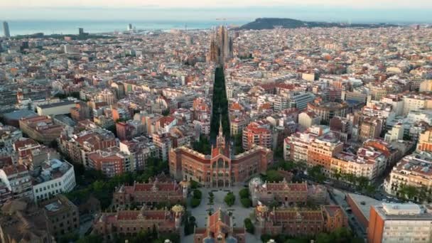 Ορίζοντας Της Βαρκελώνης Κατοικημένη Περιοχή Eixample Και Διάσημη Βασιλική Sagrada — Αρχείο Βίντεο