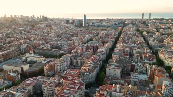 Luftaufnahme Des Wohnviertels Eixample Barcelona Und Der Berühmten Basilika Sagrada — Stockvideo