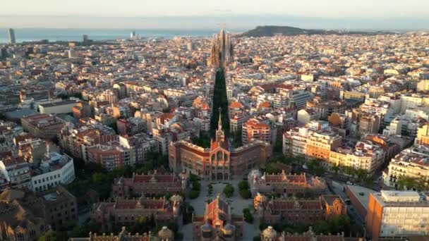 バルセロナ市のスカイラインと聖十字架の病院 サンタクルーイサンポーの空中ビュー カタルーニャ スペイン — ストック動画