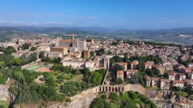 Yazın mavi gökyüzü ile güneşli bir günde antik etruscan kasabası Orvieto 'nun havadan görünüşü, Umbria, İtalya