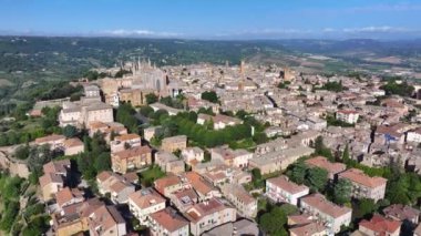 Yazın mavi gökyüzü ile güneşli bir günde antik etruscan kasabası Orvieto 'nun havadan görünüşü, Umbria, İtalya