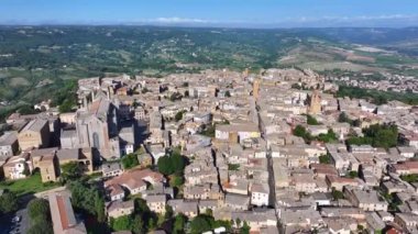 Yazın mavi gökyüzü ile güneşli bir günde antik etruscan kasabası Orvieto 'nun havadan görünüşü, Umbria, İtalya