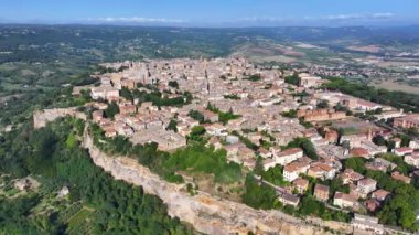 Yazın mavi gökyüzü ile güneşli bir günde antik etruscan kasabası Orvieto 'nun havadan görünüşü, Umbria, İtalya