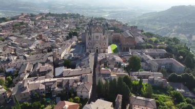 İtalya 'nın Umbria kentindeki ikonik İtalyan Gotik mimarisi Orvieto Katedrali veya Duomo di Orvieto' nun hava çekimi