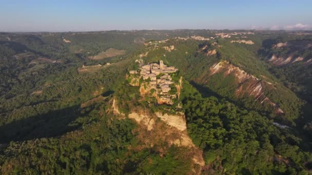 이탈리아 라치오의 비테르보 티베르 계곡이 내려다 보이는 위치한 Civita Bagnoregio — 비디오