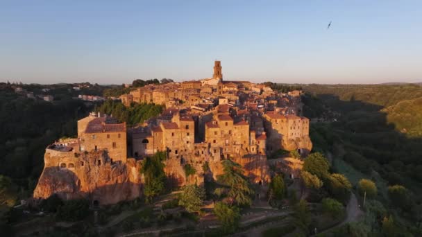 Günbatımında Talya Nın Toskana Eyaletinin Grosseto Ilindeki Ortaçağ Kasabası Pitigliano — Stok video