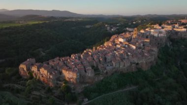 Günbatımında İtalya 'nın Toskana eyaletinin Grosseto ilindeki ortaçağ kasabası Pitigliano' nun hava manzarası