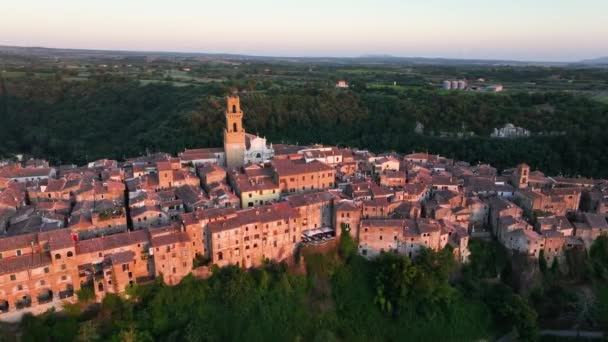 Charmig Gammal Stad Med Klocktorn Mountaintop Flygfoto Pitigliano Grosseto Toscana — Stockvideo