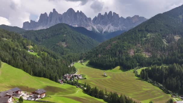 意大利多罗米茨Funes Valley的Ranui John Chiesetta San Giovanni教堂的空中景观 — 图库视频影像