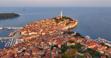 Hırvatistan 'ın güzel Rovinj kasabasının gündoğumunda havadan görünüşü, Aziz Euphemia Kilisesi, Istria