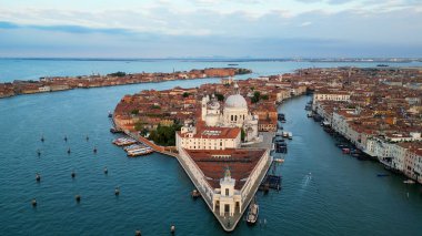 Venedik İtalya silueti, Basilica di Santa Maria della Salute ve Büyük Kanal 'ın gündoğumunda gökyüzü manzarası