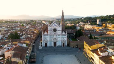 Floransa şehrinin gökyüzü görüntüsü Floransa 'daki Santa Croce Bazilikası ve Santa Croce Meydanı, Toskana, İtalya