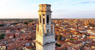 Duomo di Verona, Cattedrale di Santa Maria Matricolare, şehir silueti, tarihi şehir merkezi, kırmızı kiremitli çatılar, Veneto Bölgesi, İtalya