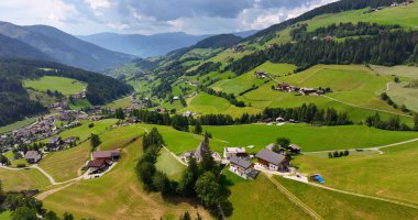 Dolomitler, Funes Valley 'in havadan yaz manzarası, Bolzano ili, Güney Tyrol, İtalya