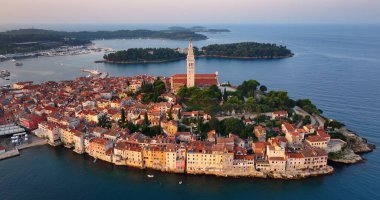 Eski kasaba Rovinj 'in gündoğumu manzarası, denizdeki ünlü antik Hırvat kenti. Istria, Hırvatistan