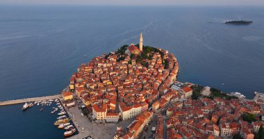 Hırvatistan 'ın güzel Rovinj kasabasının gündoğumunda havadan görünüşü, Aziz Euphemia Kilisesi, Istria