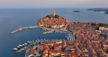 Rovinj Eski Kent tarihi yarımadası, gün doğumunda hava manzarası, Hırvatistan 'ın Istria bölgesindeki ünlü turizm merkezi Aziz Euphemia Kilisesi