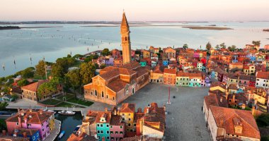 Gün batımında Venedik, İtalya 'da Burano Adası' nın hava manzarası.