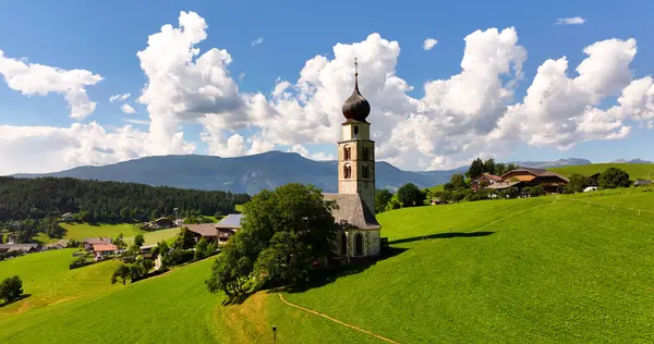Vista Aérea Verão Igreja Valentin Castelrotto Dolomites Alpes Bolzano Sul Imagem De Stock