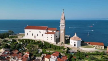 Piran şehri, St. Georges Parish Kilisesi, Venedik mimarisi, Adriyatik kıyı şeridi, Akdeniz yaz günü, Slovenya